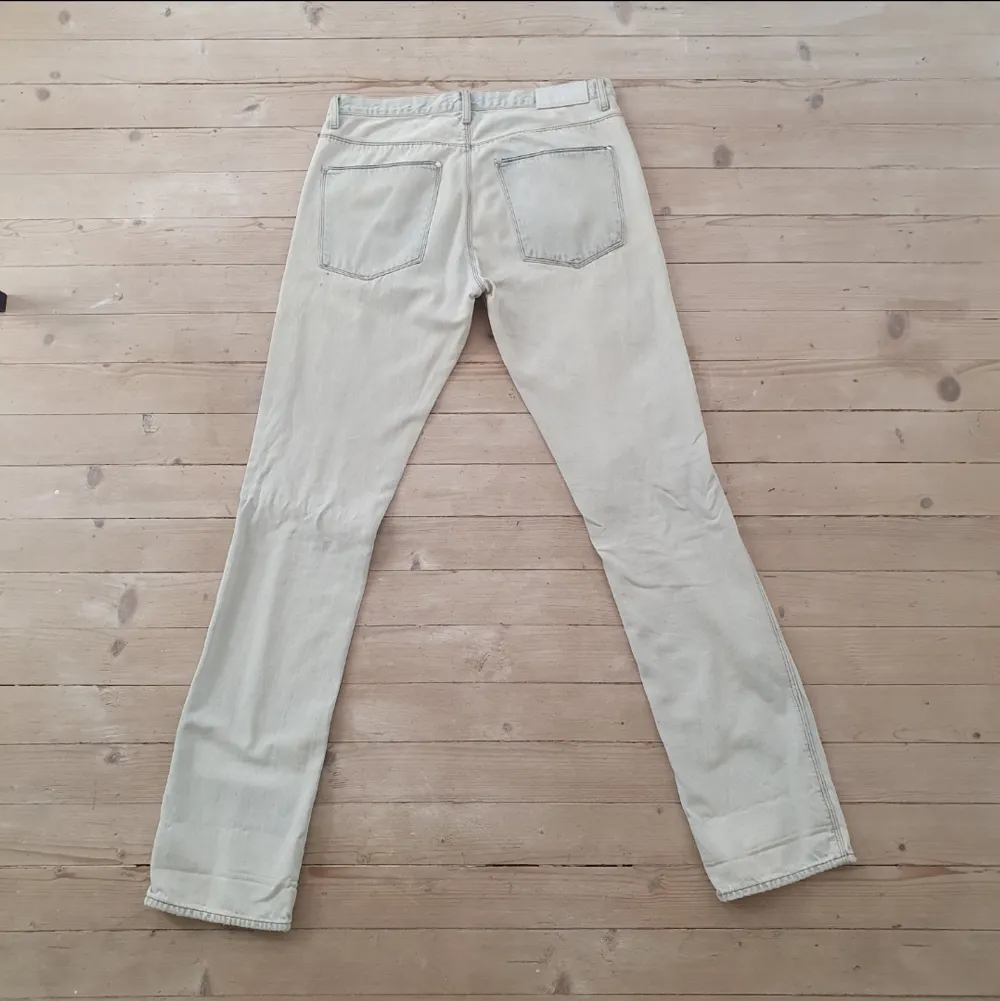 En äldre modell av jeans från Acne Studios innan de bytte namn på deras märke💫 Storlek är 34/34, de satt väldigt y2k esc. på mig som är 186 då de blir pösiga. Säljs då jag fyllt garderoben med annat🥲 Dessa är alltså jeans som blivit MAXbleka :). Jeans & Byxor.