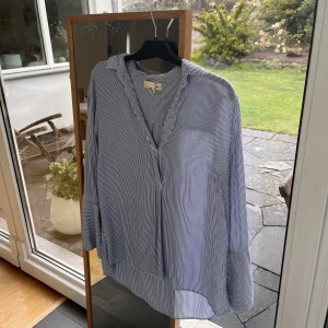 Randig skjorta - Jättefin blå-randig skjorta som passar till allt!