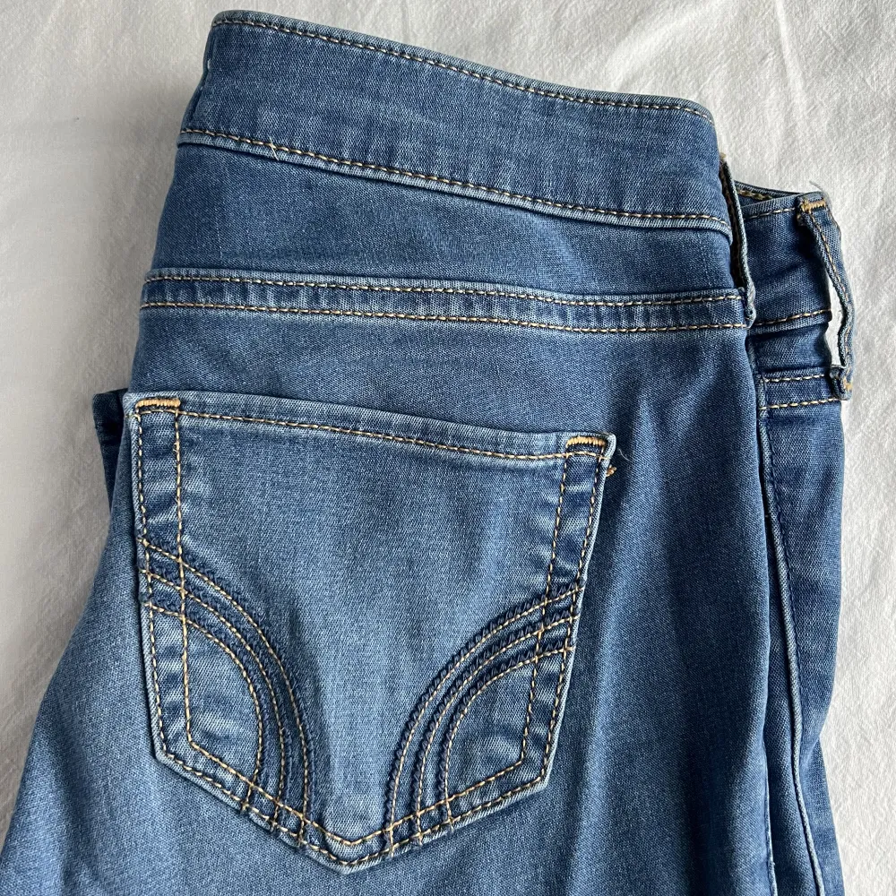 Ett par lågmidjade jeans ifrån hollister i superfint skick, inga defekter ✨Skicka för bilder på. Jeans & Byxor.