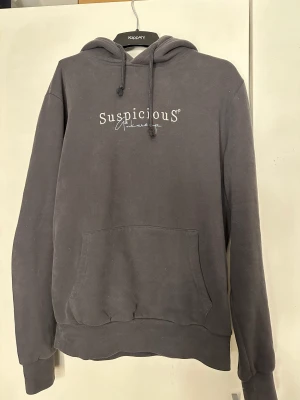 Suspicious hoodie  - Endast använd en gång. Nyskick 