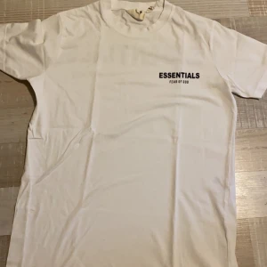 Essentials t-shirt - Säljer denna t-shirtn pga den ej passar längre. 8,9-10 nästan som ny.