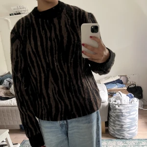 stickad tröja från hm - randig stickad tröja från hm. endast använd några gånger så i nyskick. köparen står för frakt. 