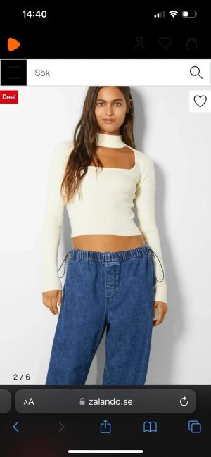 Beige långarmad topp - Jag säljer en beige långarmad topp från Bershka som är öppen vid bröstet, se bild. Använd ett fåtal gånger, nästan som ny. Köpte för 239kr.