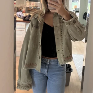 Grön jeansjacka - Intressekoll på min helt nya jacka med lapp kvar💗 så fina broderier på den! Storlek L men passar mig som brukar ha S, beror på hur man vill att den ska sitta!