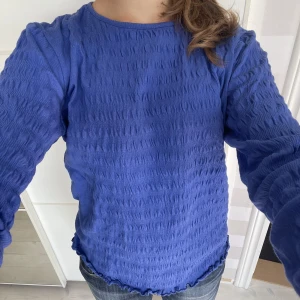 Långärmad tröja - Lång ärmad tröja från Vero Moda, fint mönster. Använd fåtal gånger. Storlek S/M