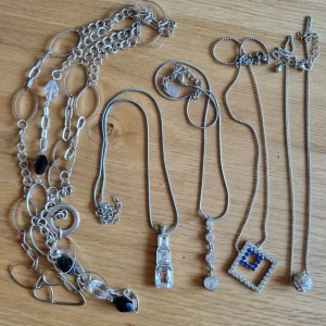 Halsband  - 4 korta + 1 långt. Visar lite tecken på användning. 20 kr styck eller alla för 50 