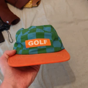 Golfwang keps RARE!! - Golfwang keps från Tyler, The creators märke under samma tid som han släppte Cherry Bomb. Rare!! Det är knappt använd då färgerna är för wild för mig. Men i skitbra skick. Lite skrynklig men slätas ut när den kommer på ditt huvud 🤞📸