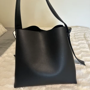 Väska - En väska i bra skick, använd endast 3 gånger och köpt från mango. En perfekt skolväska men även vardaglig. Köpt för 600kr