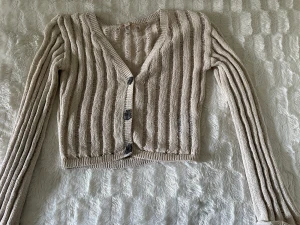 kofta/tröja - fin tröja som du kan ha både öppen och stängd. köpt från H&m för 400 säljs för 250 pris går att diskutera