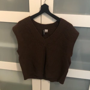 Väst perfekt till hösten😻🍁 - Så fin stickad väst som bara använd fåtal gånger. V ringad brun väst i jätte bra skick. Perfekt till hösten!! Har en liknande i lila så skriv vid intresse 💗