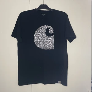 Carhartt Tisha - Carhartt tisha som inte används längre. Lite av trycket har spruckit men tisha är ffr i väldigt bra skick  Storlek: L