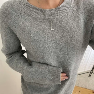 Stickad tröja - Stickad tröja från Vero Moda som jag inte använder längre! Fint skick men lite nopprig ❤️ Frakt tillkommer! ☺️ 