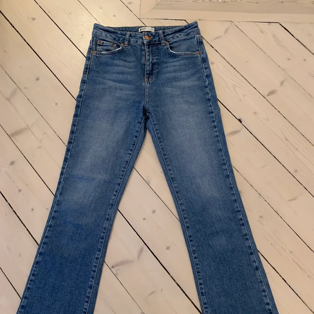 Mellanblå raka jeans från Gina Tricot i storlek 36. Så snygga men tyvärr för små . Jeans & Byxor.