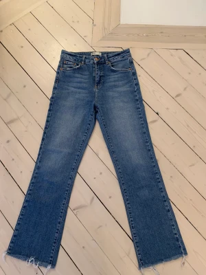 Raka jeans från Gina Tricot  - Mellanblå raka jeans från Gina Tricot i storlek 36. Så snygga men tyvärr för små 