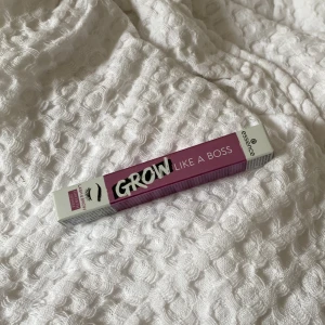 Essence  - Ett ögonbryn och frans serum som hjälper brynen och fransarna att växa ⭐️ kommer i og förpackning💗⭐️