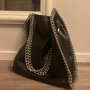 Tiamo kedjeväska  - Säljer min tiamo väska då jag har köpt en ny! Använde som skolväska förra året, inga synliga defekter. Budgivning om fler blir intresserade-bud ligger på 480kr