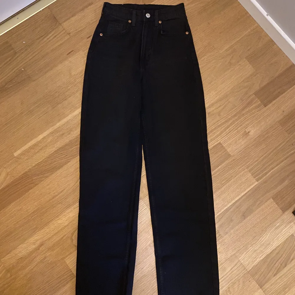 90’s straight jeans, köpta från H&M nyligen. Använda 2 gånger och är i storlek 32. Jeans & Byxor.