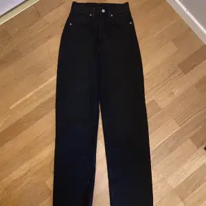 90’s straight jeans, köpta från H&M nyligen. Använda 2 gånger och är i storlek 32