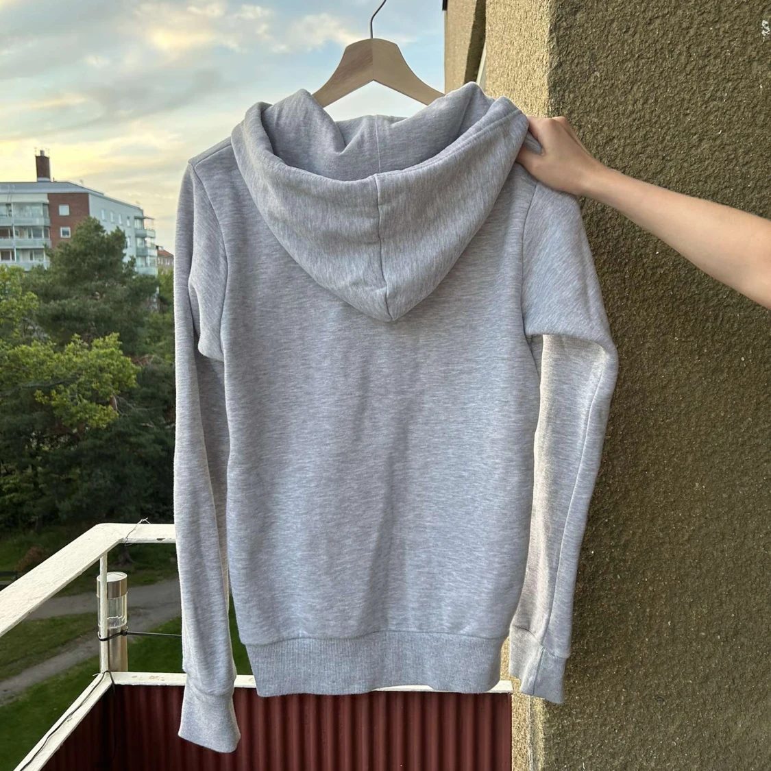 Grå hoodie med dragkedja  - 90