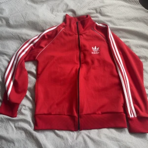 Adidas kofta - Adidas kofta i jätte fint skick, står storlek M men skulle säga att det mer är som en S (för referens är jag på bilden XS) Köp sker endast via ”köp nu”