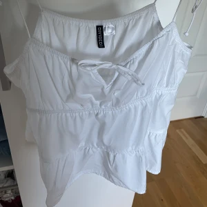 Topp - topp ifrån H&m som tyvärr endast kommit till användning 1 gång. Storleken är 40, men den är liten i storleken så den passar perfekt på mig som vanligtvis bär 36-38. har du mer frågor så är det bara att skriva till mig🩷 Obs! Köparen står alltid frakt
