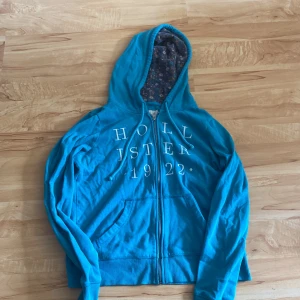 Hoodie - Turkos Hoodie med dragkedja från Hollister storlek L.