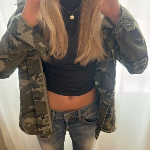 Trendig militärjacka - Fin jacka som inte längre kommer till användning😅 Den är som ny och perfekt nu till skolan🥰🥰🥰