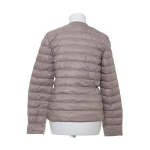 Dunjacka!! - fin tunn dunjacka, Perfekt till hösten!🍂 Märket Scheck men liknar de populära jackorna från Uniqlo!! Färgen är gammalrosa, Framgår bättre på de två första bilderna🫶🏼