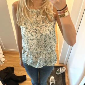 Grön blus🌿 - Finaste blusen jag äger! Knyts i axlar och justerbar vid midjan😇 Fin till vardags och middag!💫