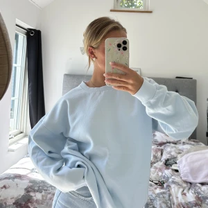 Oversized ljusblå sweatshirt  - Aldrig använt. Oversized sweatshirt