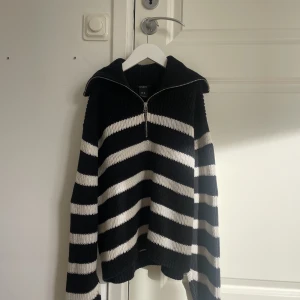 Stickad tröja från Lindex!  - Säljer denna stickade tröja från Lindex då den aldrig kommer till användning! Jättefin stickad tröja med vita ränder, halv zip-up. Perfekt för hösten! Storlek xs, säljer för 200kr💕