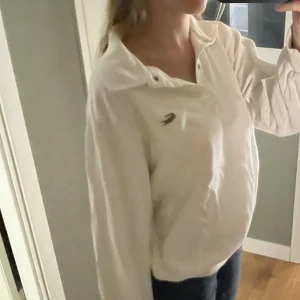 Lacoste - Lacoste tröja. Står ej storlek men skulle säga att den passar s-m🤍  Fläck på ryggen (se sista bilden)