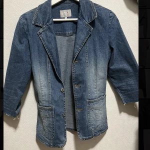 Trekvarts jeanskavaj - Säljer denna jeansjacka som ser ut som en kavaj som även har trekvartslånga ärmar som går att använda nu perfekt i hösten. Pris går att diskuteras och jag kan även mötas upp💕