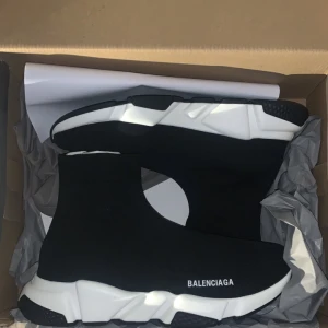 Balenciaga 1.0 Speed  - Hej säljer dessa skor, de är i storlek 43 och är helt oanvända säljs på grund av för stor i storlek. Kvitto, box, dustbag samt alla tillbehör medföljer. 