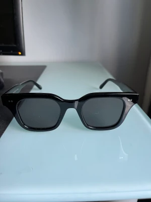 Chimis 04 - Ett par chimis i modell 04. De är i väldigt bra skick och knappast använda. Allt kommer med dvs påse, fodral och servett.