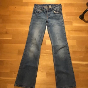 Jeans - Jätte gulliga utsvängda lågmidjade jeans, dom är köpta på hm och är lite slitna längst ner. Mått: midja 35 cm, längd 100 cm, skriv om ni undrar nått eller vill ha fler bilder💗🫶🏻