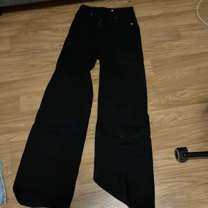 Två par svarta jeans. Den på första bilden är använd 2 gånger o den andra är använd mer. bra skick dock ocg sköna, 60kr styck eller båda för 105kr. 