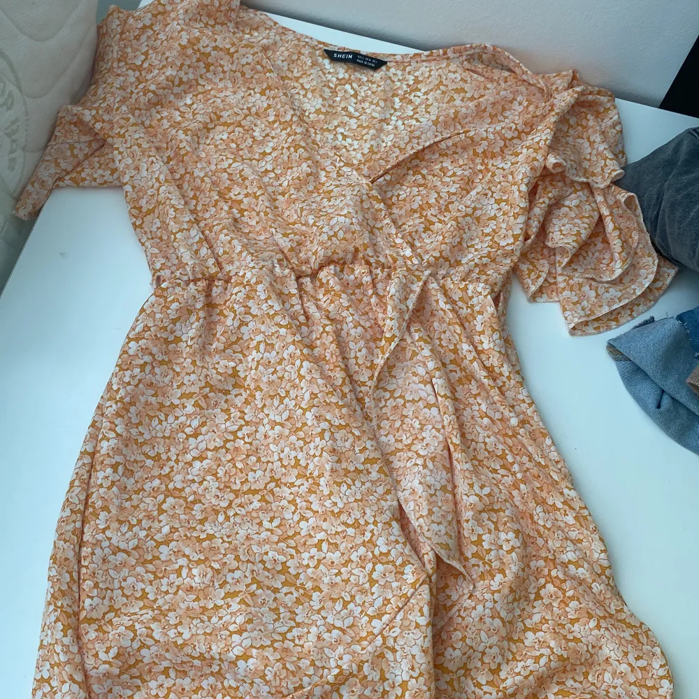 En fin orange klänning från shein. Skriv för fler frågor💗💗. Klänningar.