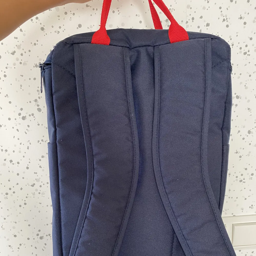 Så snygg mörkblå ryggsäck från adidas!! Jättefint skick, knappt använd. . Väskor.