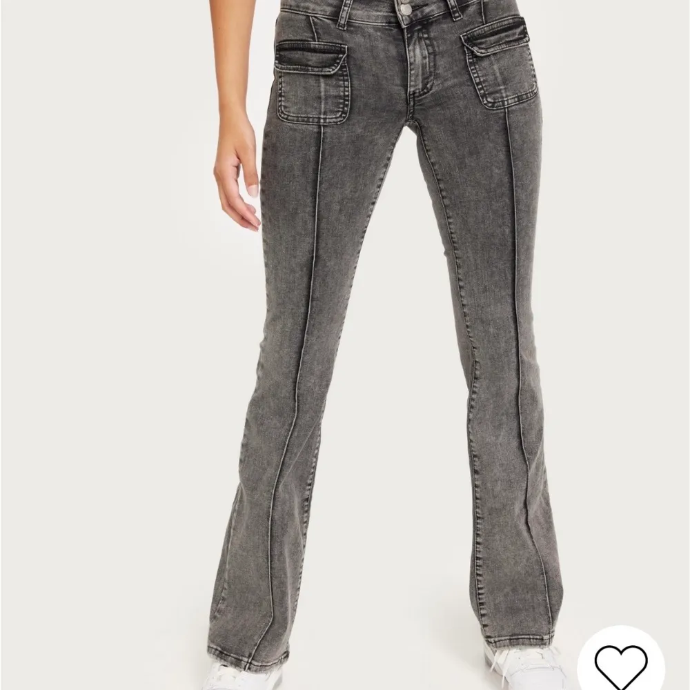 Säljer nu dessa populära jeans från Nelly! De va lite för små för mig så därav säljer jag de vidare. Nypris 699! 💞 köparen står för frakt 😘. Jeans & Byxor.