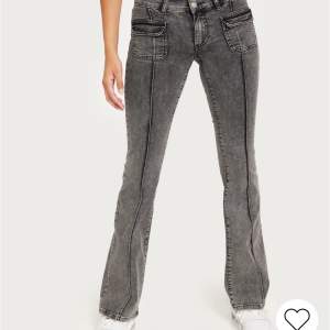 Säljer nu dessa populära jeans från Nelly! De va lite för små för mig så därav säljer jag de vidare. Nypris 699! 💞 köparen står för frakt 😘