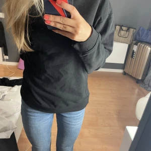 Svart hoodie  - Svart hoodie som är super skön! 🤍