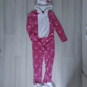 Hello kitty pyjamas  - Köpte second hand men den passade inte mig. Jag ör 164cm och den är för liten för mig. Helt fläck fri och är ej sönder! Klicka på köp om du vill köpa, kontakta om du har frågor!