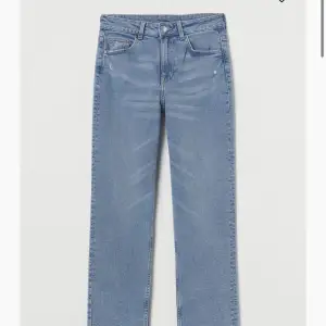 Ett par fina jeans som är slutsålda. Använd några gånger fortfarande i bra skick. Modellen är kort och sitter bra. Skriv för fler bilder 