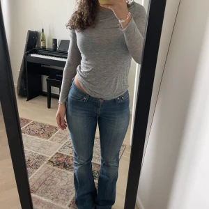 Tunn tröja  - Grå Intimissmi dupe tröja från OYSHO. Så skönt material 🥰