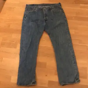 Baggy Levis jeans. Storlek 36 i midja men passar mindre storlekar åsså