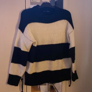 Stickad tröja  - Säljer denna stickade tröjan från Lager 157, super mysigt och stor. 