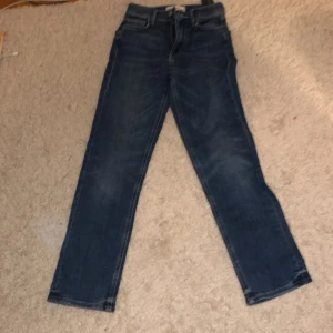 Mörkblå jeans - Zara jeans storlek 32 