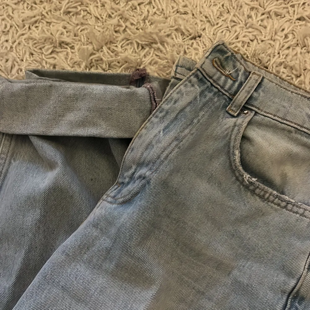 Ljusblåa jeans från Gina i storlek 34 med hål vid knäna . Jeans & Byxor.