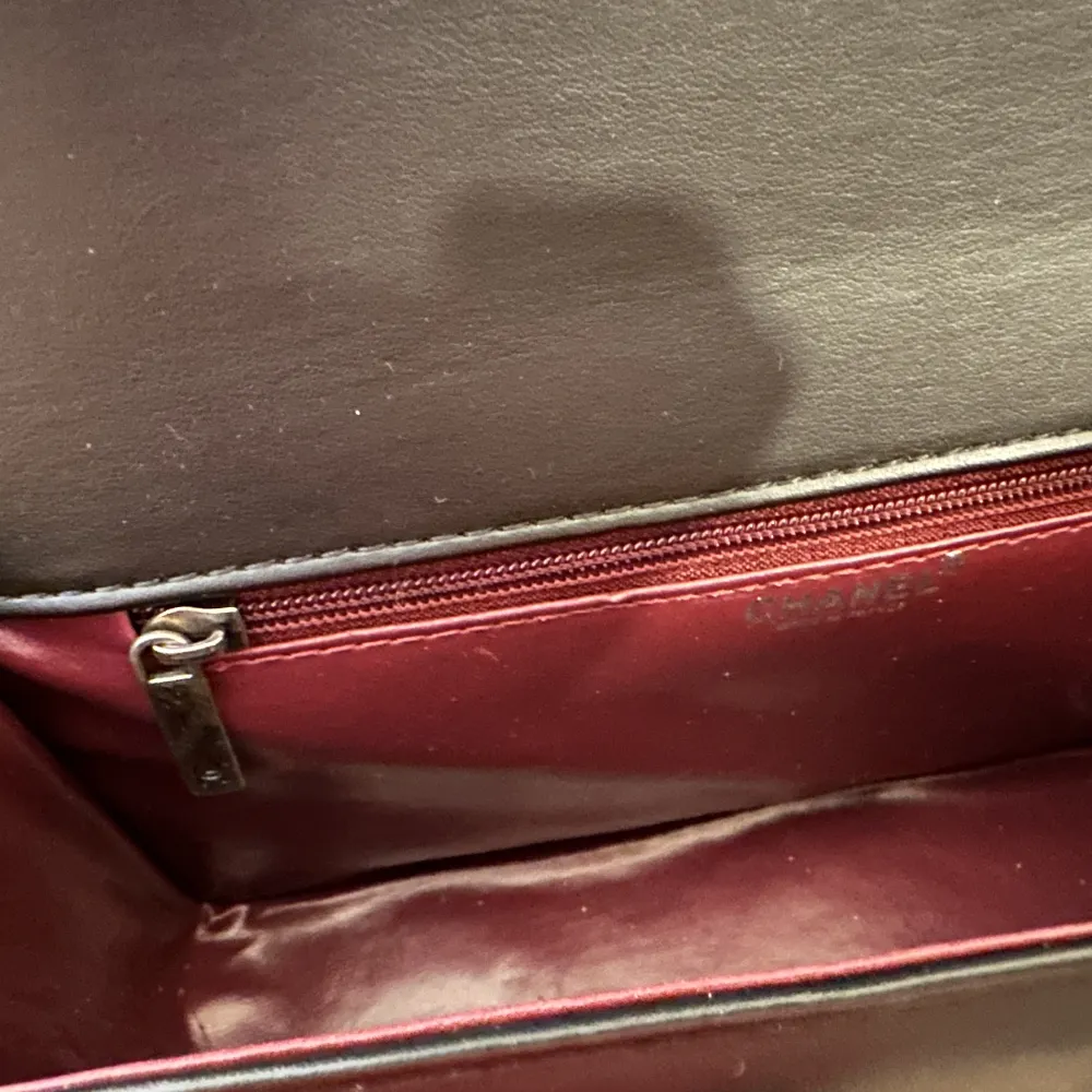 En jättefin väska från Chanel med bred kedja dock är knappen på väskan trasig, skriv vid intresse💕. Väskor.